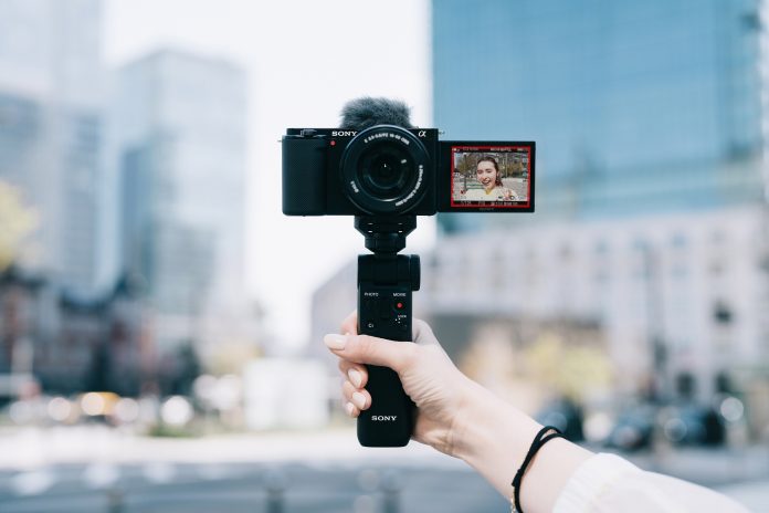 Sony Vlogger'lar için Değiştirilebilir Lensli Vlog Kamerası ZV-E10’u Tanıttı